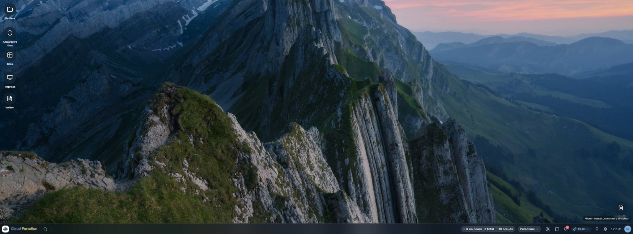 Le bureau Cloud Paradise : fond d’écran, dock d’applications à gauche et barre inférieure.